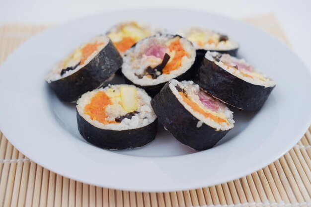 Rouleaux de sushi sur une assiette sur fond blanc cuisine japonaise