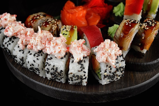 Rouleaux de sushi en assortiment sur fond noir