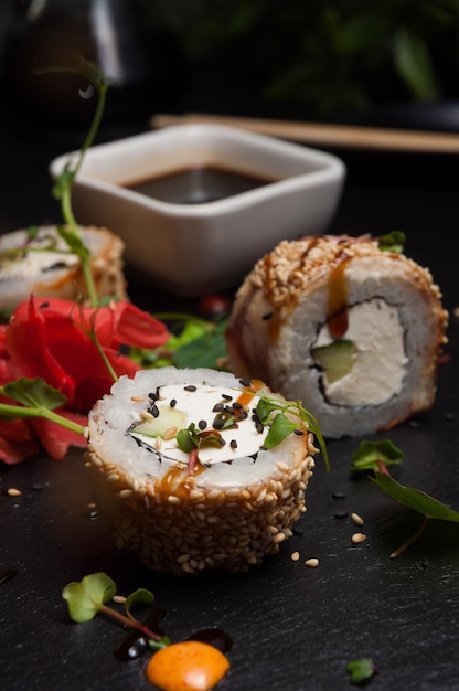 Rouleaux de sushi au fromage à la crème d'anguille concombre et sésame