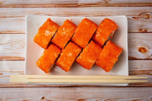Rouleaux de sushi au fromage à la crème et saumon