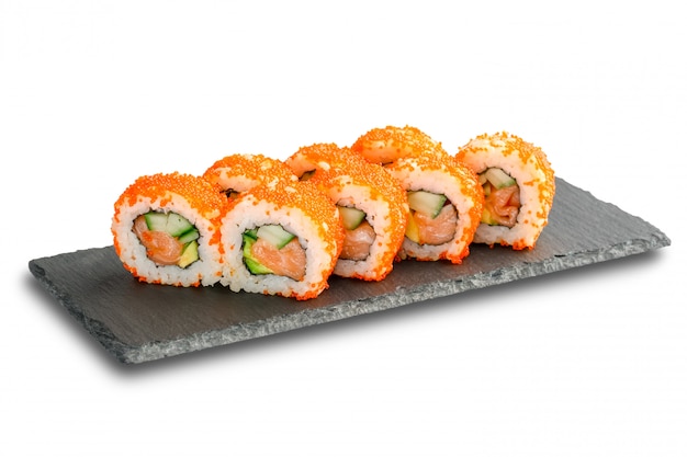 Rouleaux de sushi au saumon, avocat, caviar de poisson volant et concombre à l'intérieur isolé sur blanc.