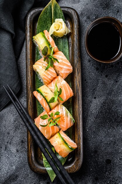 Rouleaux de sushi au saumon, avocat et fromage à la crème