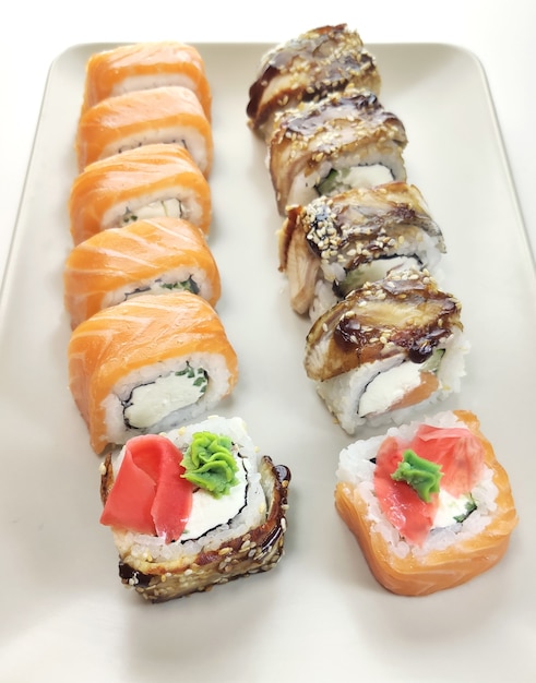 rouleaux de sushi au saumon et baguettes