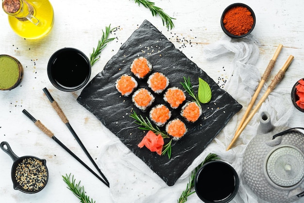 Rouleaux de sushi au saumon et caviar Cuisine japonaise traditionnelle Vue de dessus