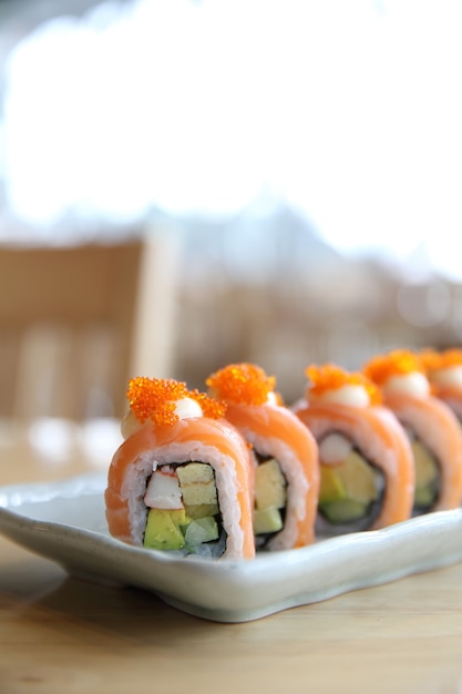 Rouleaux de sushi au saumon sur fond de bois