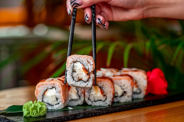 Rouleaux de sushi au saumon grillé et poire