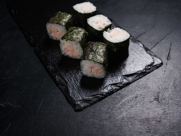 Rouleaux de sushi au saumon recouvert de nori