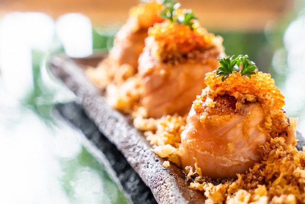 rouleaux de sushi au saumon avec sauce