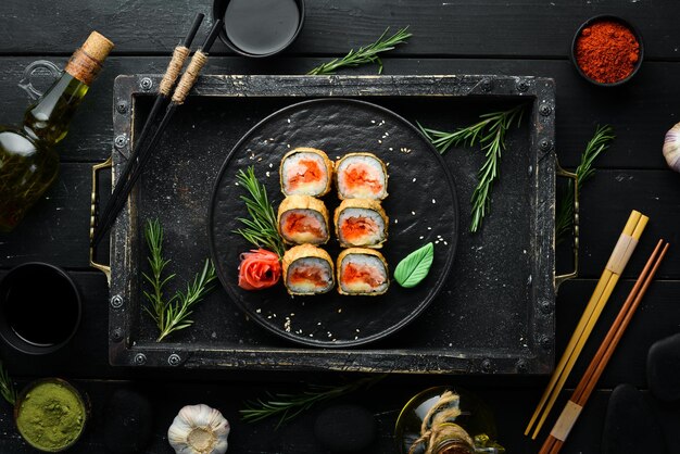 Rouleaux de sushi au thon et au caviar Sushi sur une plaque en pierre noire Vue de dessus