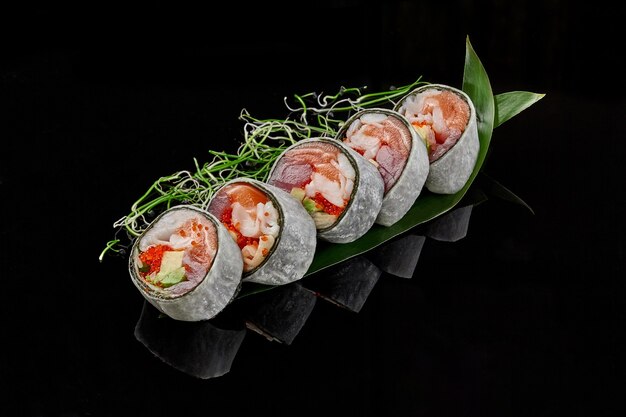 Photo rouleaux de sushi au thon saumon crabe tobiko et avocat en mamenori