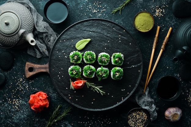 Rouleaux de sushi aux fruits de mer et salade Chuka Sushi vert Vue de dessus Espace libre pour votre texte