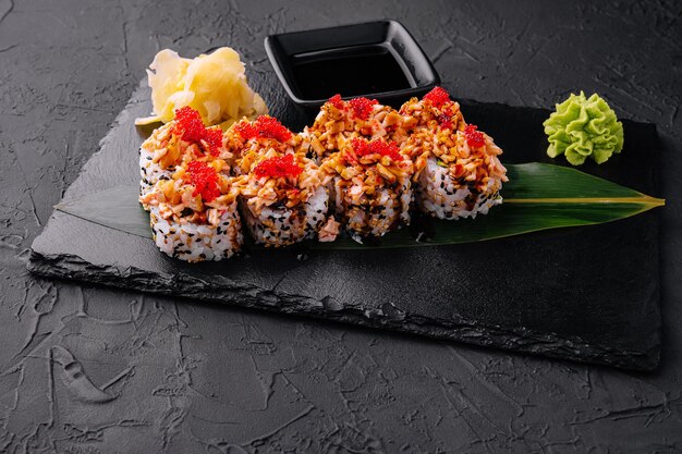 Rouleaux de sushi aux morceaux de saumon et caviar rouge