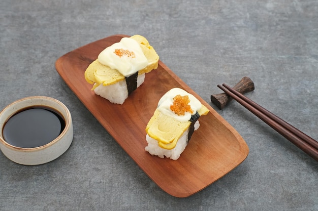 Rouleaux de sushi aux œufs ou sushi tamago au caviar rouge, cuisine japonaise