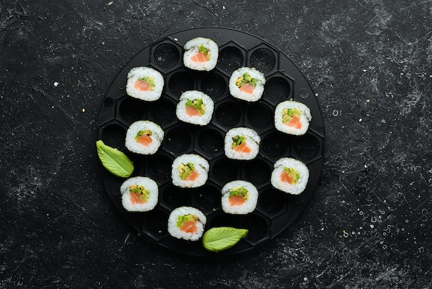 Rouleaux de sushi à l'avocat et au saumon Sushi japonais classique Vue de dessus Espace libre pour votre texte