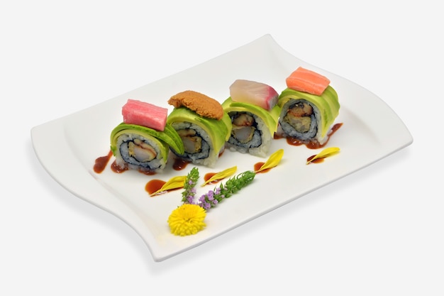 Rouleaux de sushi d&#39;avocat dans le style japonais de plaque blanche sur fond blanc