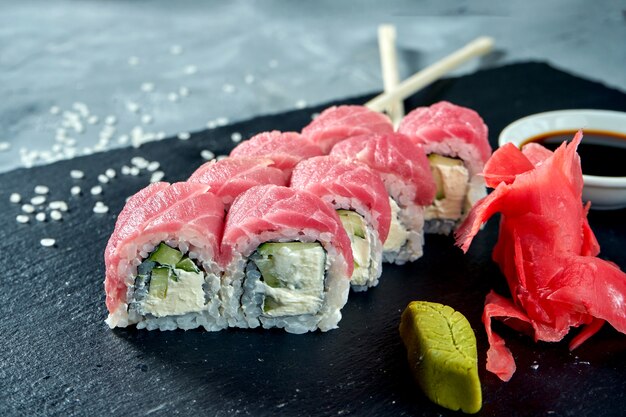 Rouleaux de sushi avec crème au fromage, concombre et thon