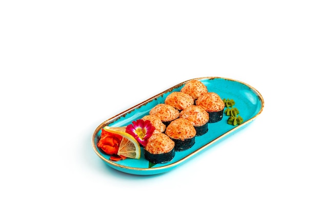 Rouleaux de sushi cuits au four japonais avec de la nourriture savoureuse au wasabi pour le restaurant ou le café menu fruits de mer isolés