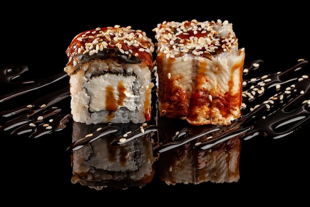 rouleaux de sushi avec différentes garnitures