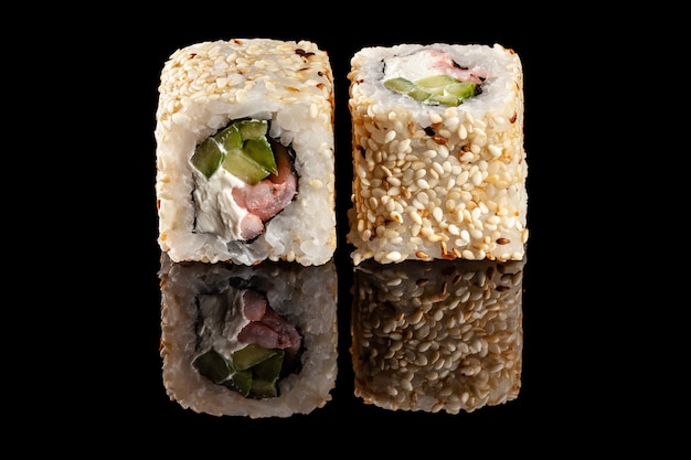 rouleaux de sushi avec différentes garnitures