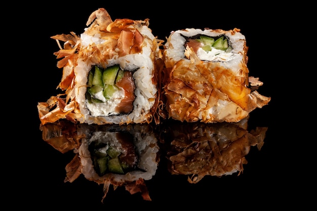 rouleaux de sushi avec différentes garnitures