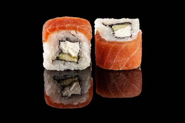 rouleaux de sushi avec différentes garnitures