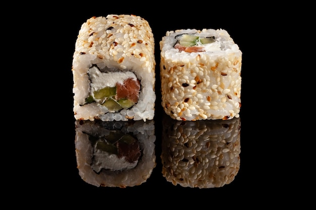 rouleaux de sushi avec différentes garnitures