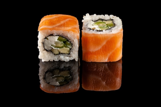 rouleaux de sushi avec différentes garnitures