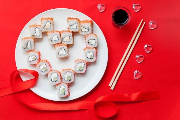 Rouleaux de sushi disposés en forme de cœur sur une assiette