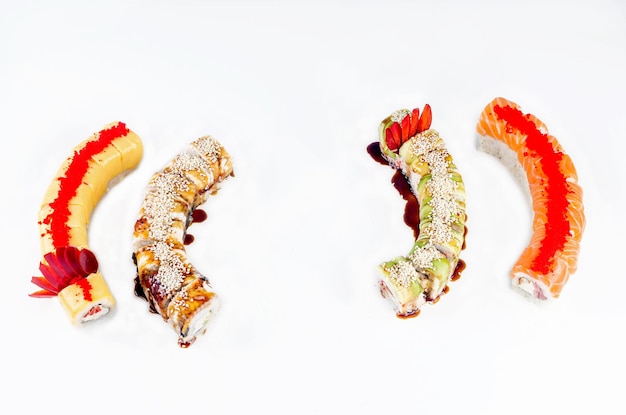 Rouleaux de sushi Dragon sur fond blanc