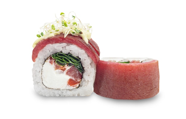 Rouleaux de sushi sur fond blanc