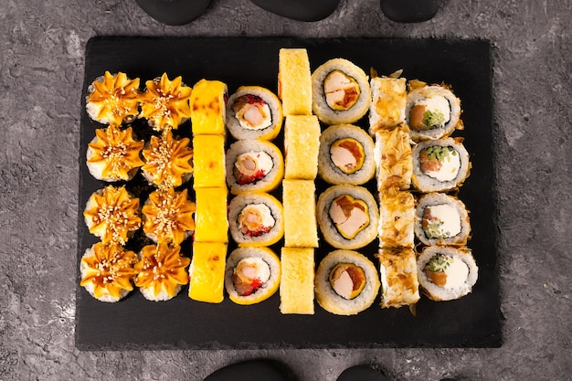 Rouleaux de sushi sur fond sombre Concept de cuisine japonaise et asiatique