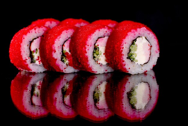 Rouleaux de sushi frais préparés à partir des meilleures variétés de poissons et fruits de mer