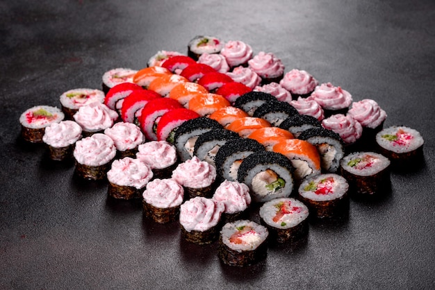 Rouleaux de sushi frais préparés à partir des meilleures variétés de poissons et fruits de mer