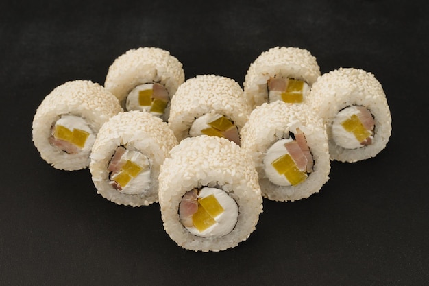 Rouleaux de sushi de fruits de mer japonais sur fond noir