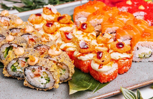 Des rouleaux de sushi sur une grande assiette différente