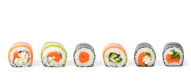 Des rouleaux de sushi isolés sur un fond blanc IA générative