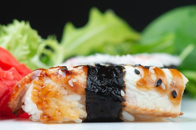 Rouleaux de sushi japonais classique en gros plan sur un fond sombre