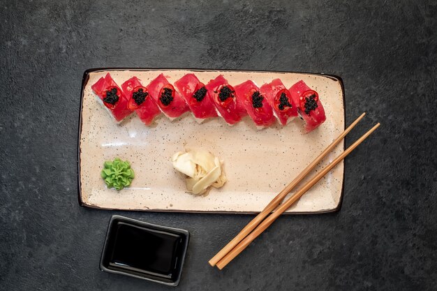 rouleaux de sushi japonais sur fond de pierre