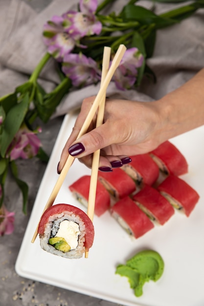 Rouleaux de sushi japonais frais traditionnels au thon