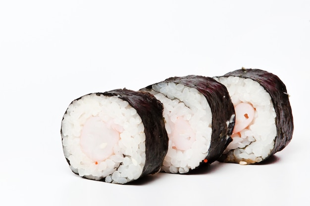 Rouleaux de sushi japonais frais traditionnels isolés sur blanc.