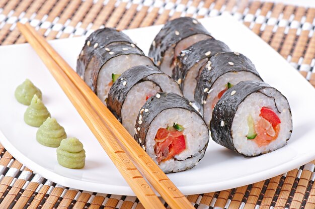 Rouleaux de sushi japonais frais traditionnels