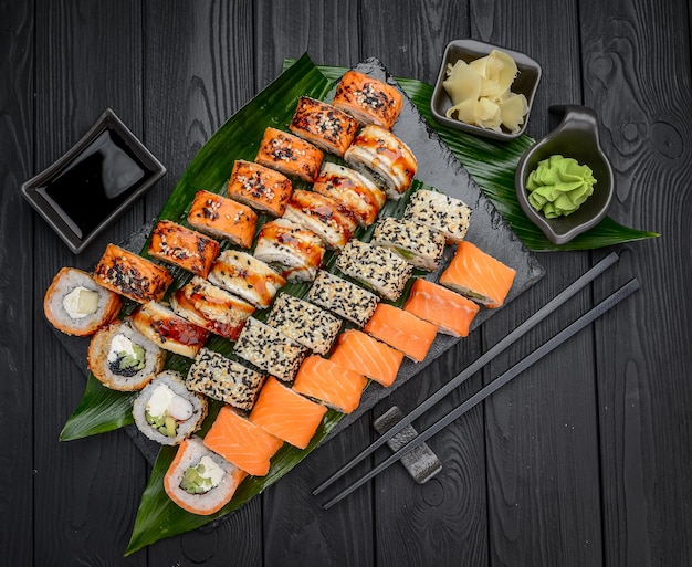 Des rouleaux de sushi, de la nourriture japonaise dans un restaurant.