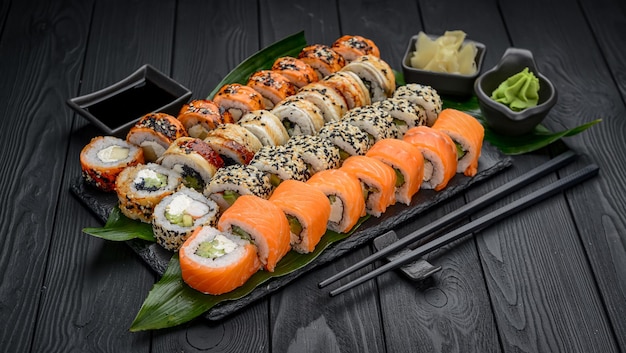 Des rouleaux de sushi, de la nourriture japonaise dans un restaurant.