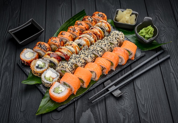 Des rouleaux de sushi, de la nourriture japonaise dans un restaurant.