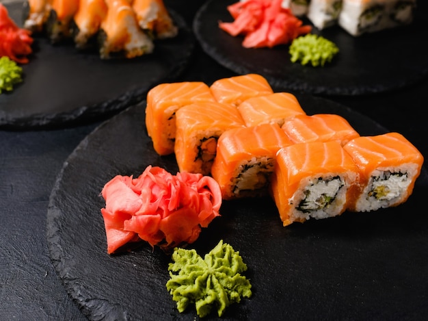 Rouleaux de sushi de Philadelphie sur fond sombre. Nourriture asiatique. Cuisine japonaise traditionnelle.