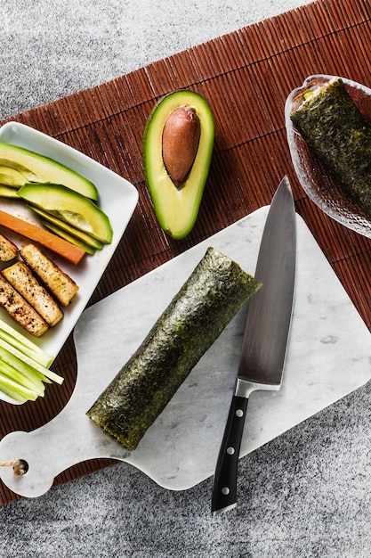 Rouleaux de sushi sur une planche à découper en marbre