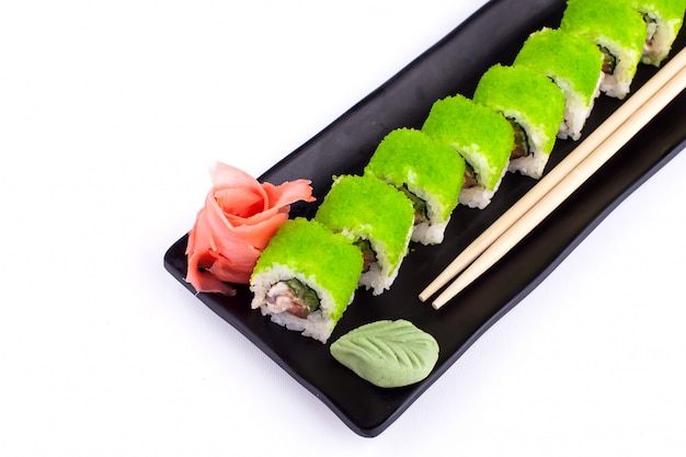 Rouleaux de sushi sur plaque noire