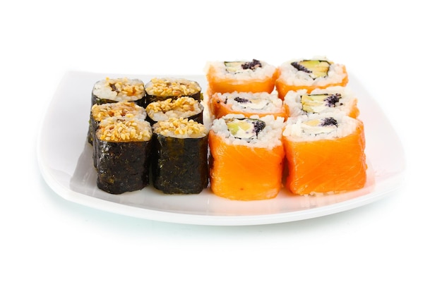 Rouleaux de sushi servis sur plaque