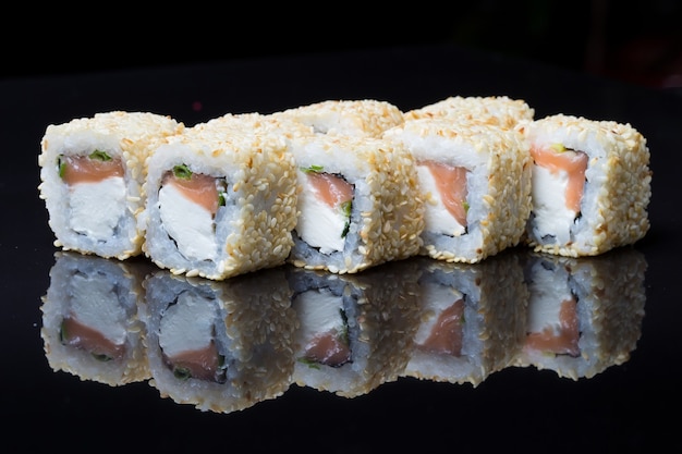 Rouleaux de sushi shake chizu au sésame