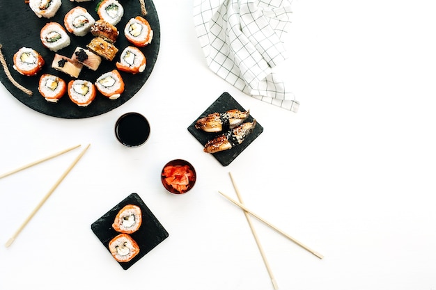 Rouleaux de sushi sur une surface blanche